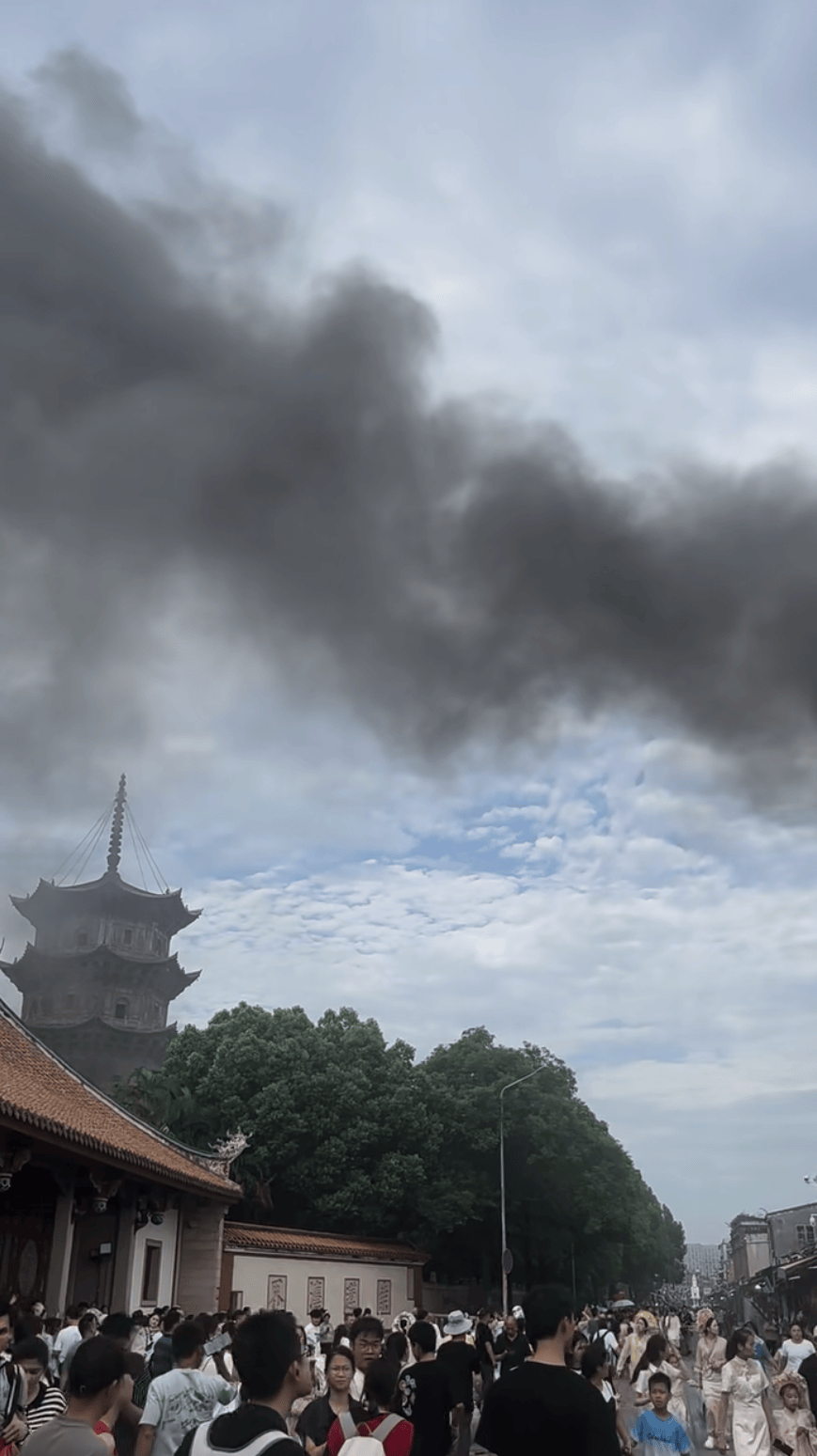 皇冠信用网
_福建泉州西街突发火灾皇冠信用网
，现场黑烟滚滚！当地消防回应：火已扑灭，无人员伤亡