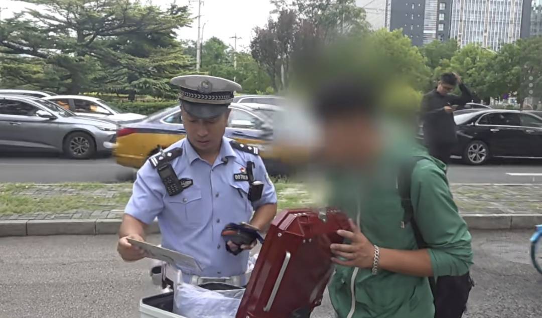 皇冠信用網如何开户_“你明白吗?”北京街头一驾驶员连怼交警皇冠信用網如何开户!交警:我不明白