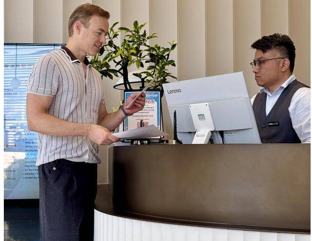 皇冠信用盘账号开通_俄罗斯游客在上海一人狂买6台华为