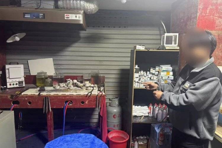 皇冠信用網怎么租
_金项链里发现大量不明金属皇冠信用網怎么租
，多家金店中招，警方：2人在黄金中掺铼